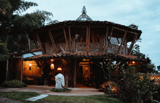 Restaurante de Tierra de Agua con terraza y vista panorámica a Cocorná, donde se disfrutan platos de la carta en medio de la naturaleza.
