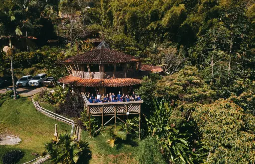 Restaurante de Tierra de Agua con terraza y vista panorámica a Cocorná, donde se disfrutan platos de la carta en medio de la naturaleza.